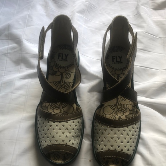 EUC! Fly sandals with adjustable strap - Picture 2 of 5